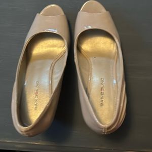 Bandolino open toe wedges size 8